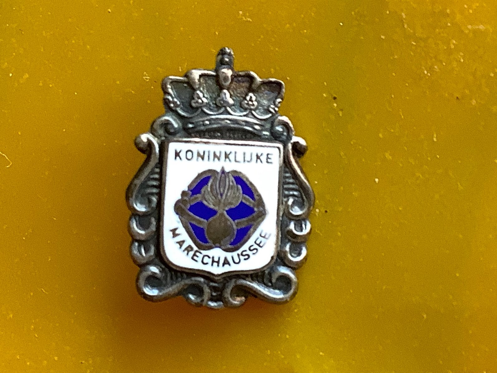Oude emaille broche Koninklijke Marechaussee KM militaria, Verzamelen, Ophalen of Verzenden, Marechaussee, Nederland, Embleem of Badge
