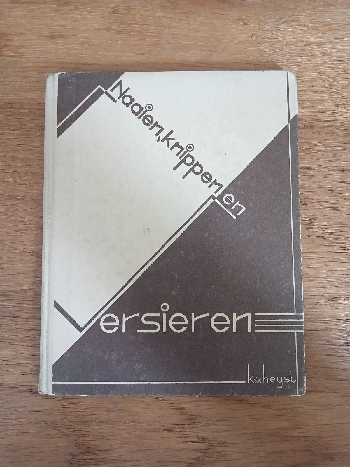 Naaien, knippen en versieren - K. van Heyst (1938), Boeken, Gelezen, Borduren en Naaien, K. van Heyst, Ophalen of Verzenden