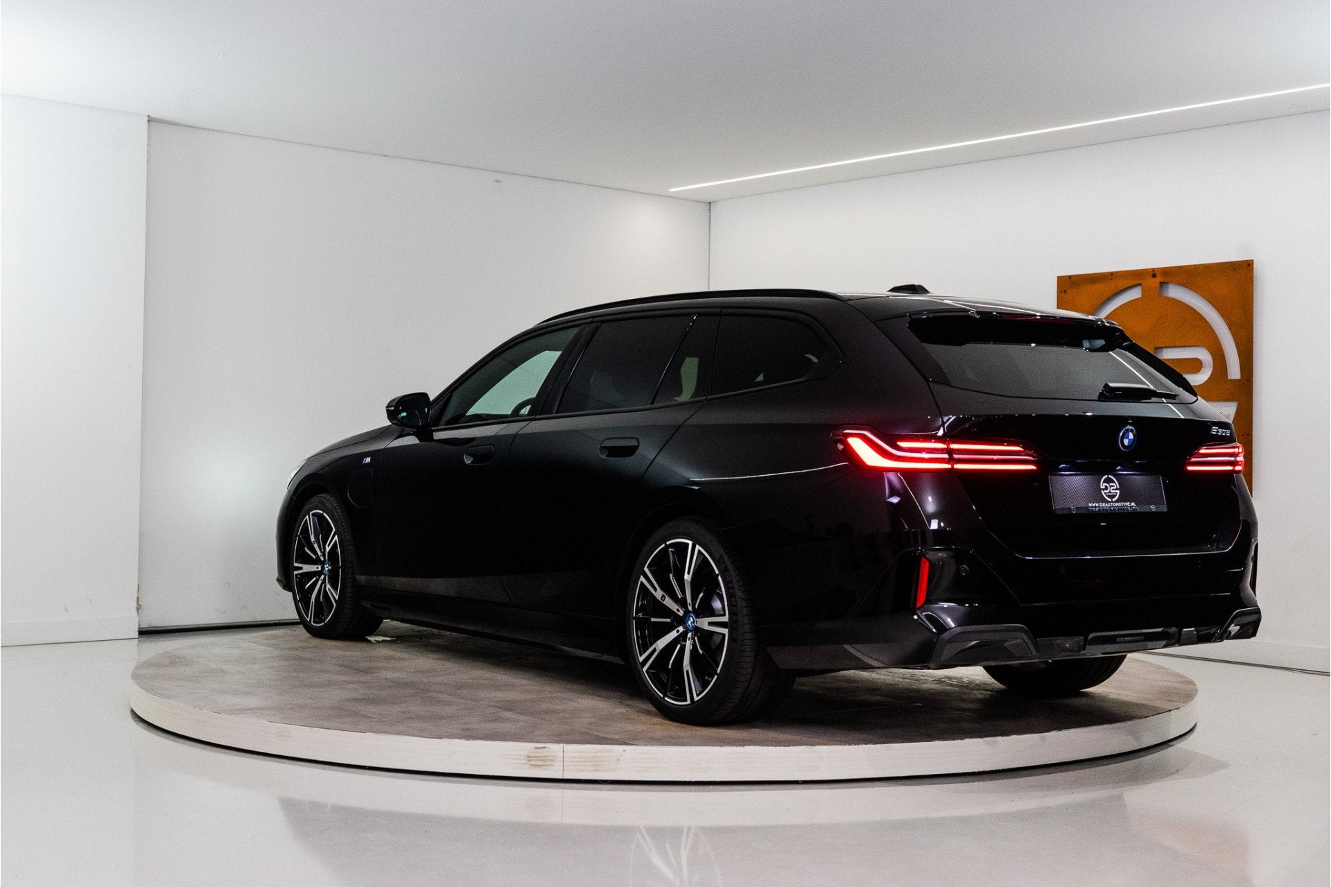 BMW 5 Serie Touring 530e High Executive M Sport 300PK | Pano, Auto's, BMW, Automaat, Achterwielaandrijving, 4 cilinders, Zwart