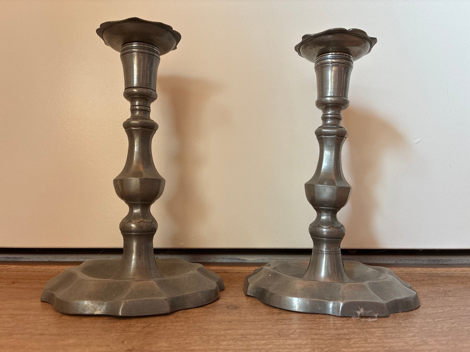 Set van 2 Antieke Tin Kandelaars - engeltjes tin, 18 cm Hoog, Ophalen of Verzenden, Overige materialen