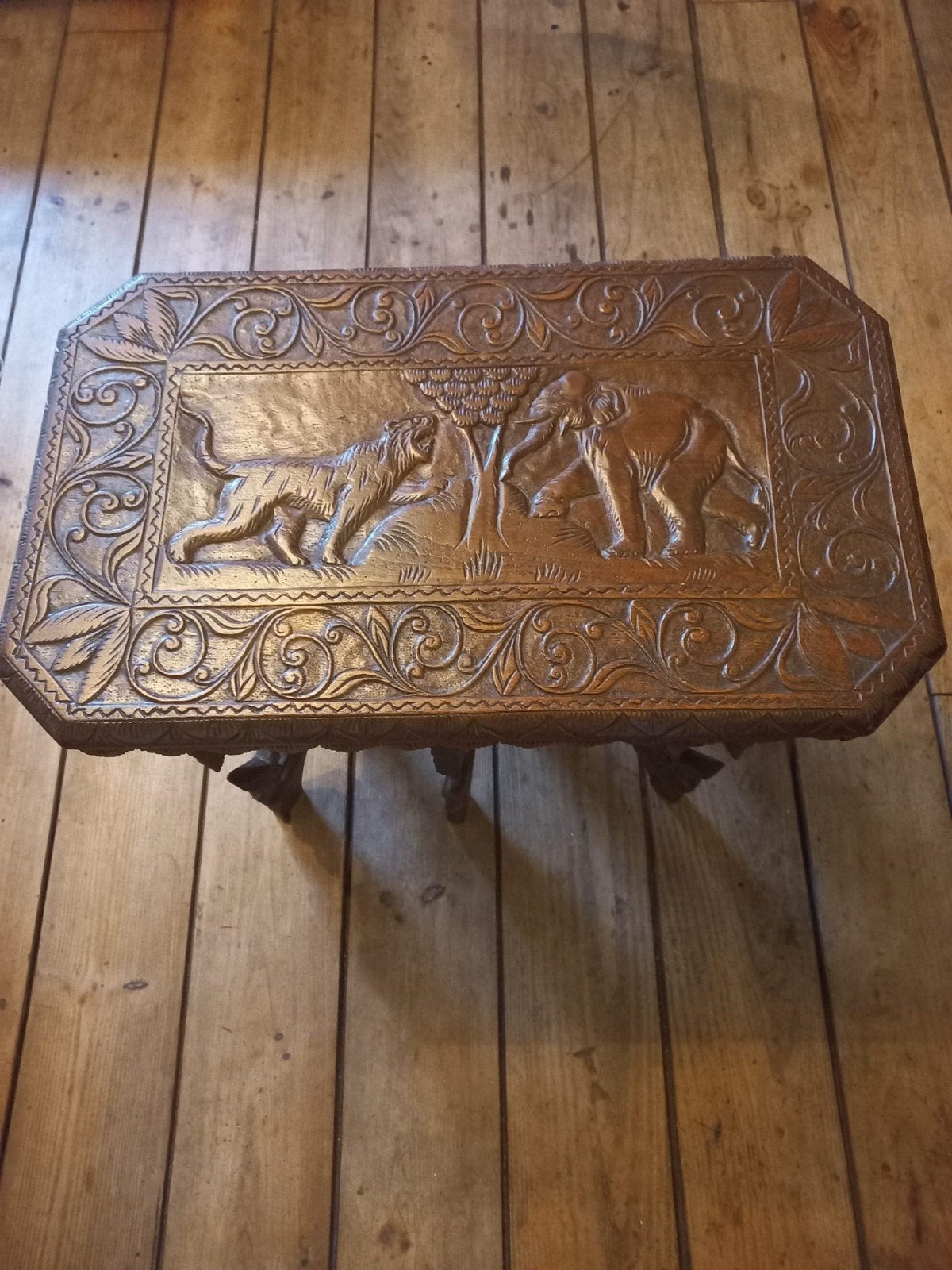 Uniek handgesneden houten bijzettafel met dierenmotief, Antiek en Kunst, Ophalen