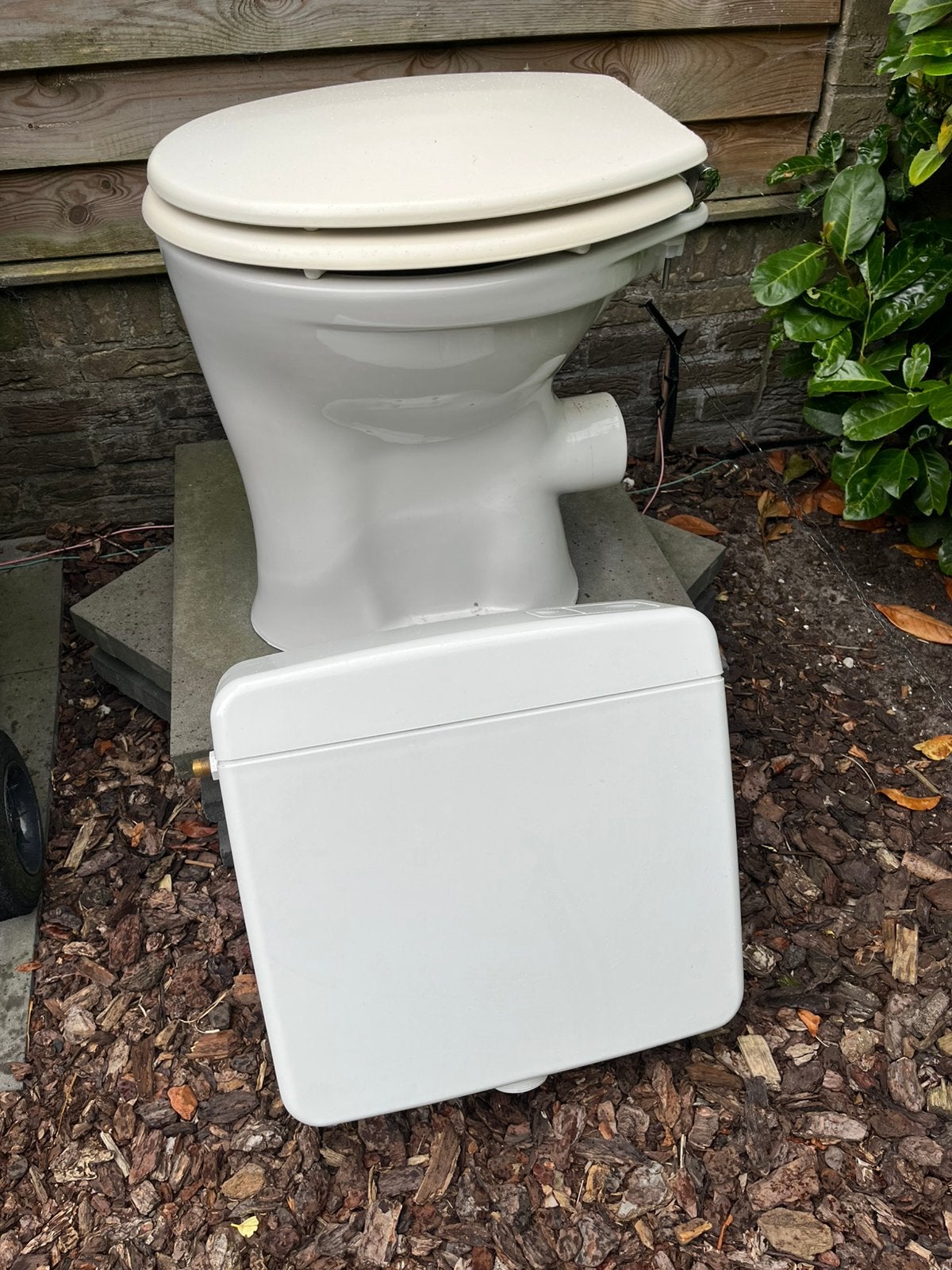 GRATIS! Toilet met bril en spoelbak, Doe-het-zelf en Verbouw, Sanitair, Ophalen, Zo goed als nieuw, Steen, Toilet