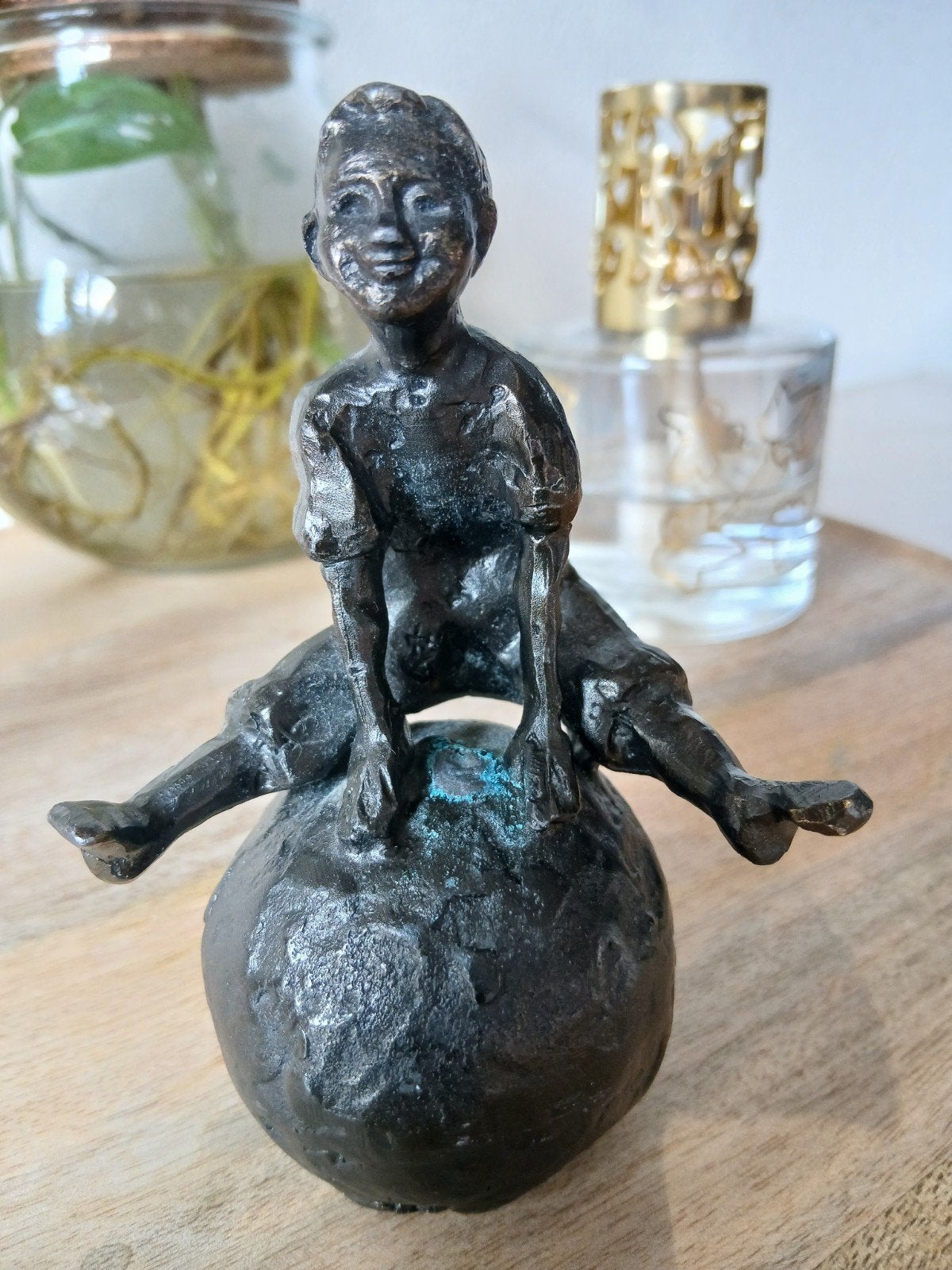 Astrid Veldhuyzen - Koppen Sculptuur Jongetje met bal, Minder dan 20 cm, Ophalen of Verzenden, Brons, Beeld