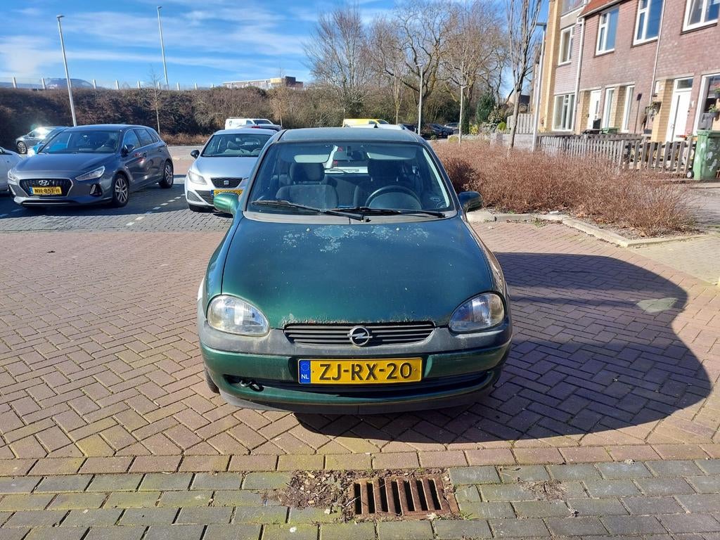 Opel Corsa 1.2 I 16V 3D 1999 Groen, Auto's, Opel, 450 kg, 850 kg, Origineel Nederlands, Handgeschakeld