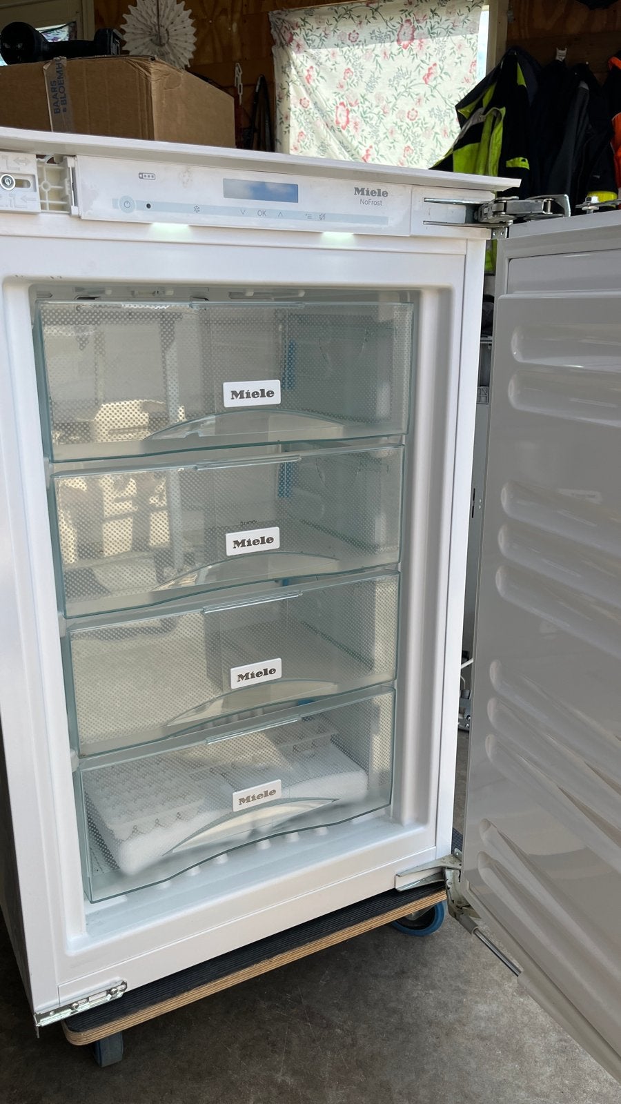 Miele NoFrost Inbouw Vriezer FN 32402 i - Nieuw, 75 tot 100 liter, Met aparte vriezer, Zo goed als nieuw, 45 tot 60 cm