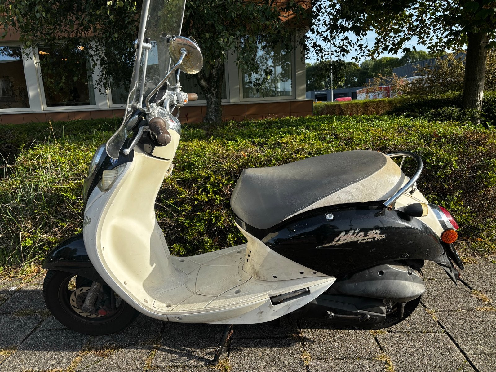 Sym Mio 50 Scooter - Zwart/Crème -, Fietsen en Brommers, Gebruikt, Maximaal 45 km/u, Benzine, Ophalen