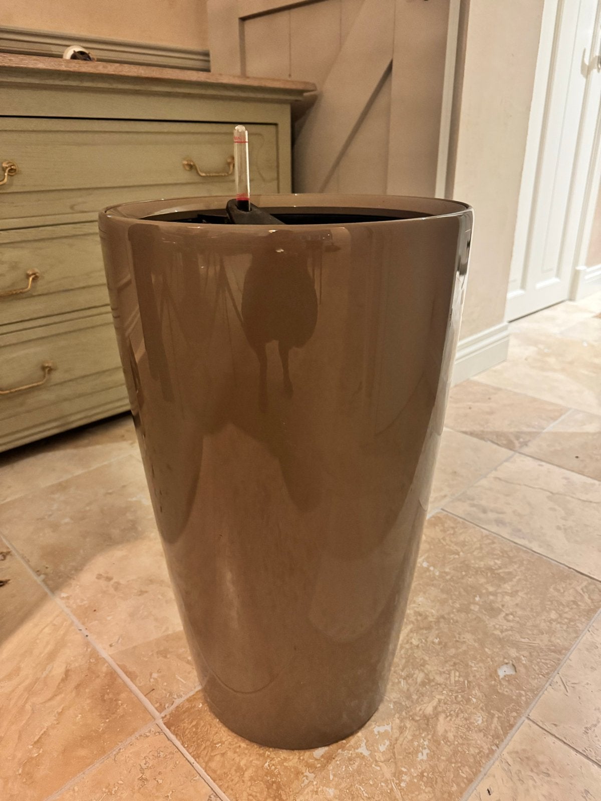 Glanzende bloempot met watermeter - Zo goed als nieuw, 25 tot 40 cm, Kunststof, Rond, Binnen