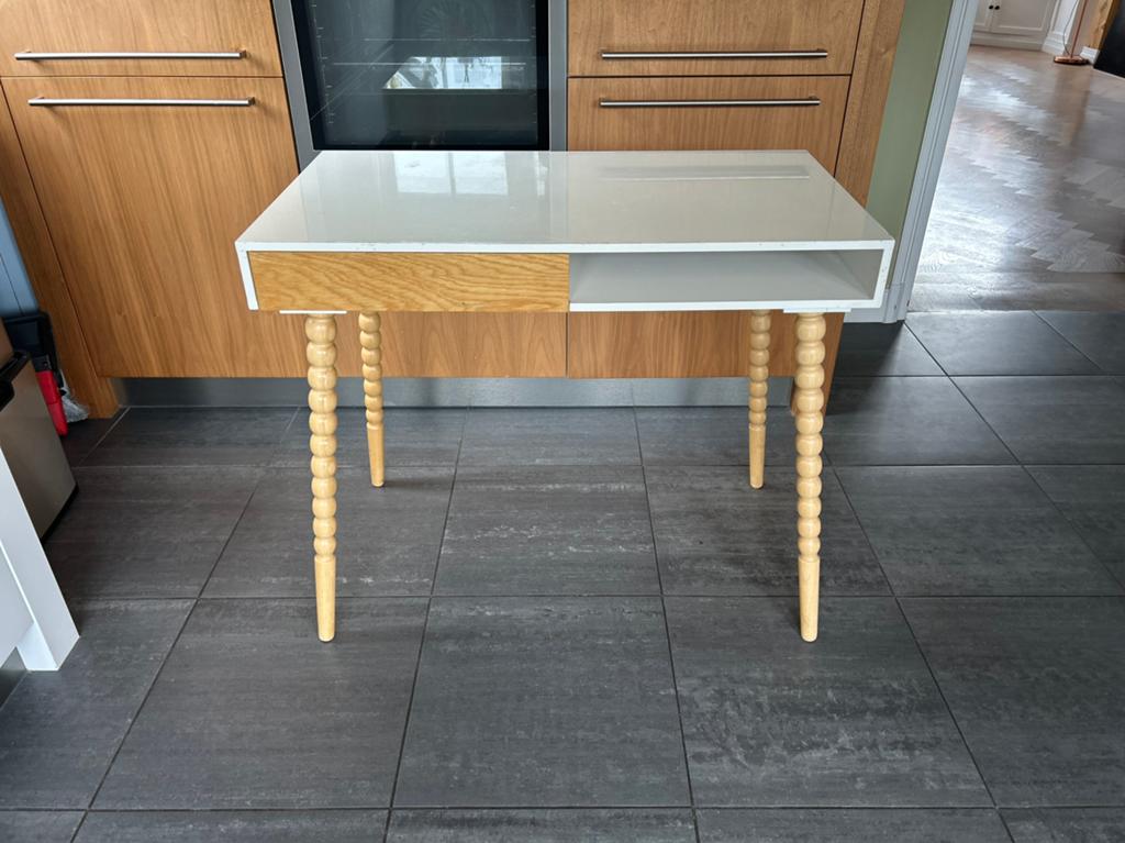 Zuiver Twisted Design Bureau -Wit met Gedraaide Houten Poten, Ophalen, Gebruikt