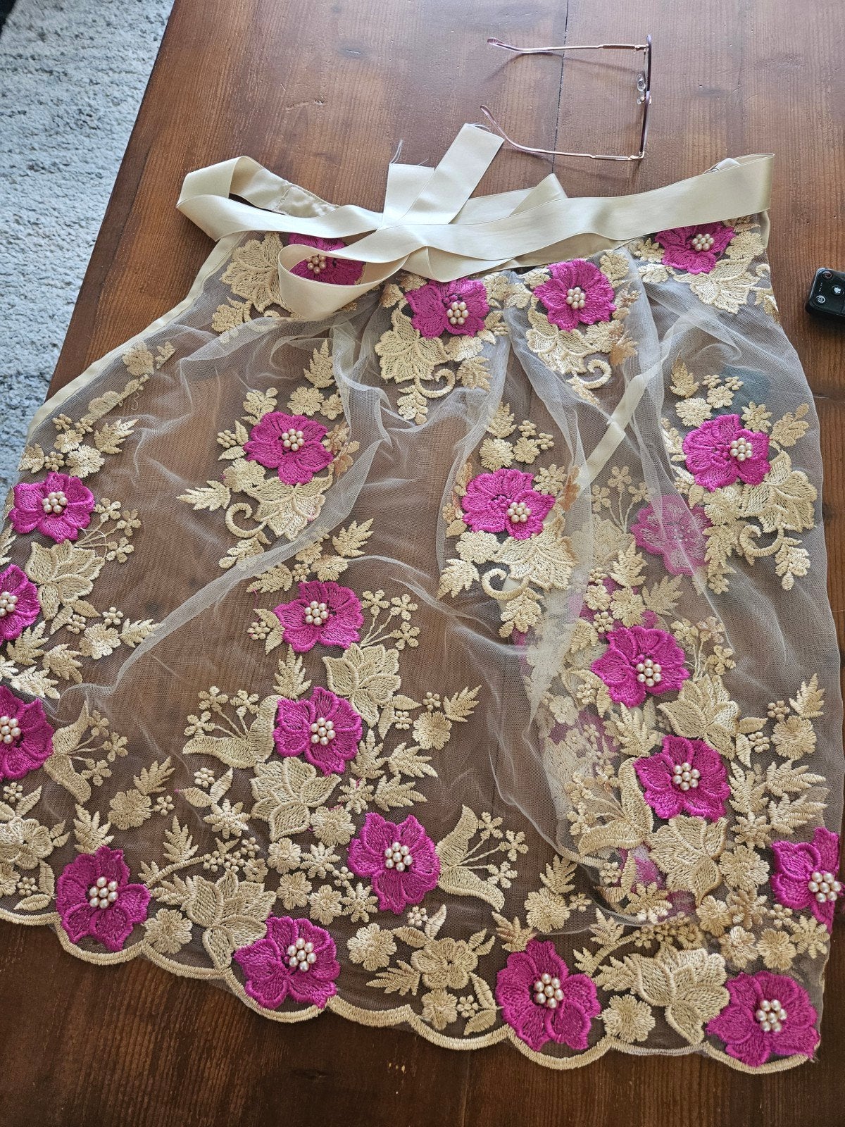 Mooi geborduurd schort voor dirndl - Roze/Goud, Onbekend, Ophalen of Verzenden, Zo goed als nieuw, Maat 42/44 (L)