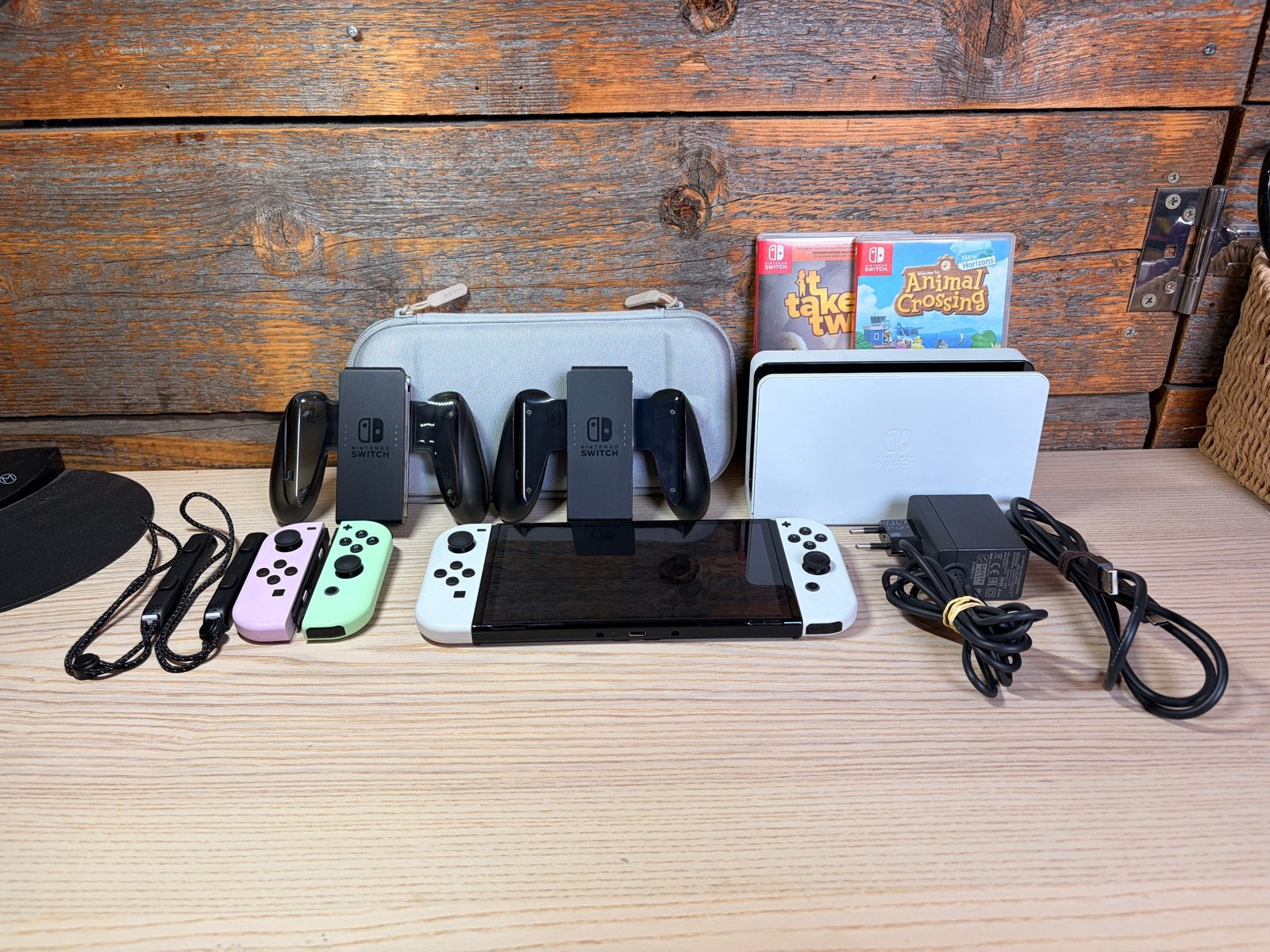 Foto 2 van Nintendo Switch OLED met extra controllers en games