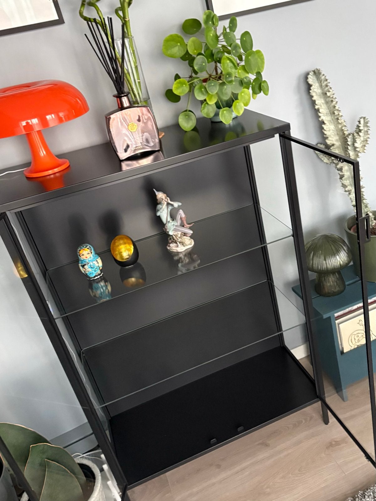 IKEA RUDSTA Vitrinekast Antraciet - Zo goed als nieuw, Ophalen, 100 tot 150 cm, 50 tot 100 cm, Zo goed als nieuw