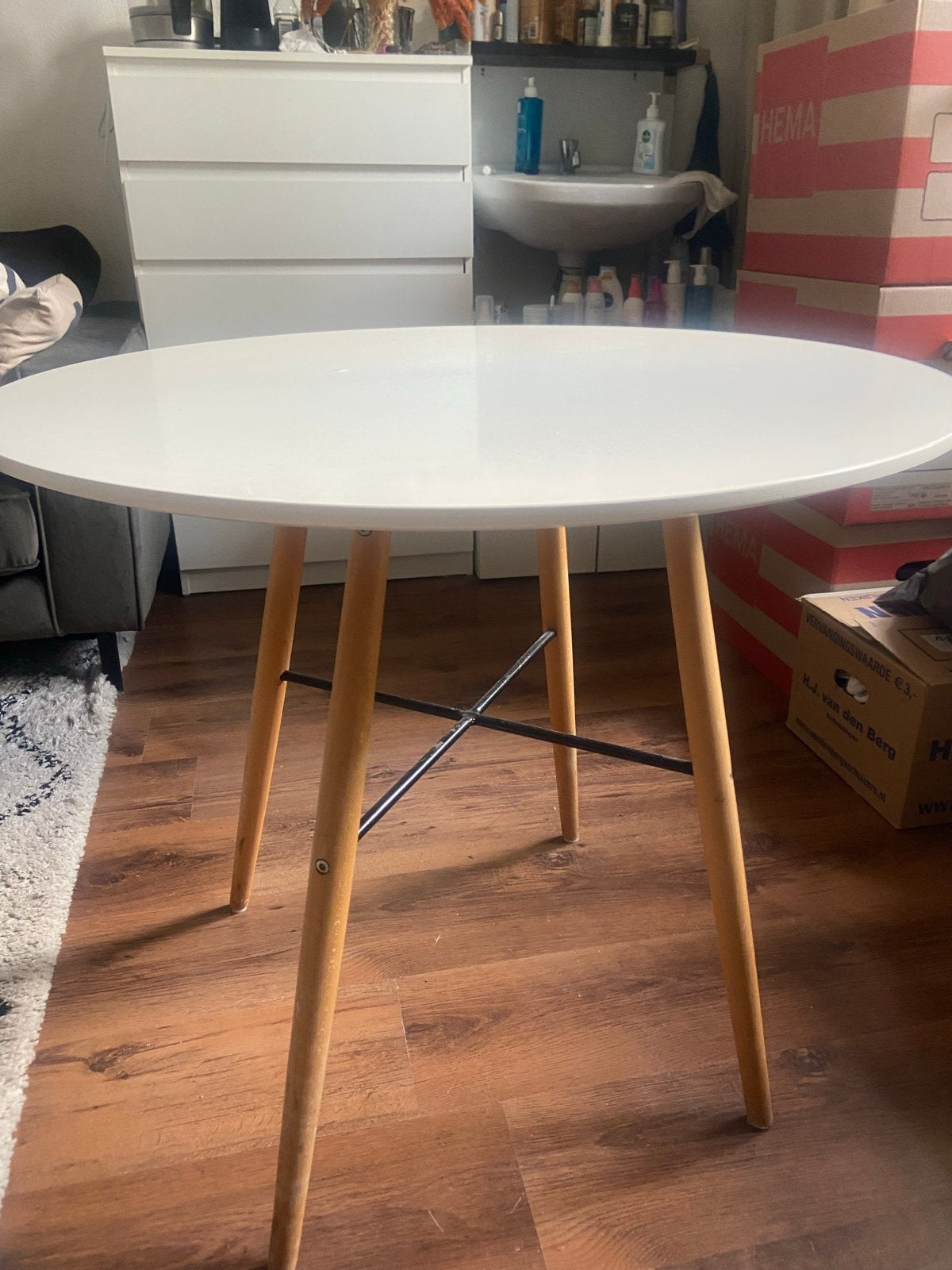 Witte ronde eettafel met houten poten, Ophalen, Gebruikt, Rond, Tot twee personen