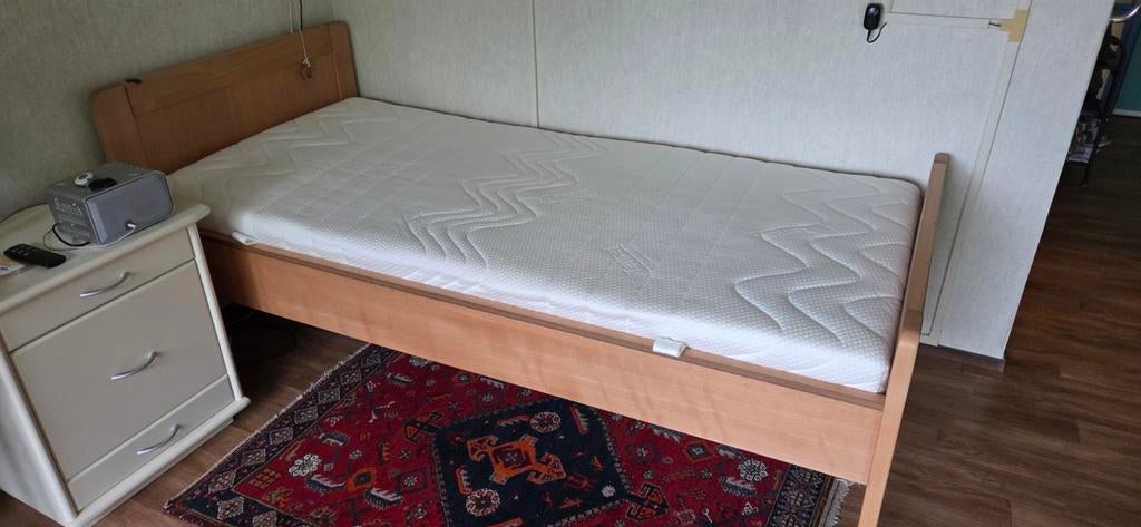 Elektrisch seniorenbed - Z.g.a.n., Huis en Inrichting, Slaapkamer | Bedden, Ophalen, Verstelbaar, 90 cm, Eenpersoons