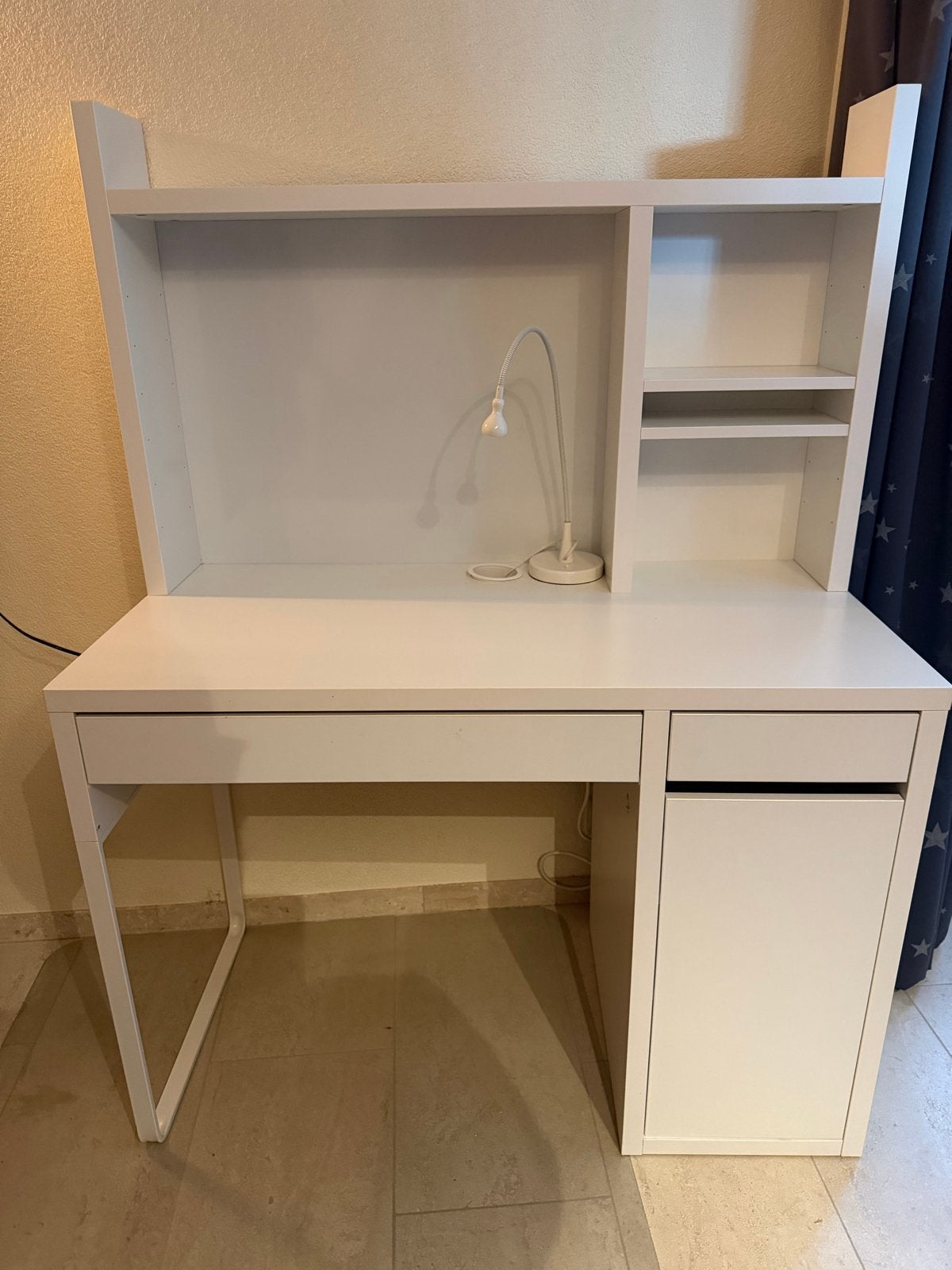Te koop IKEA Micke Bureau met Lamp en Bureaustoel, Huis en Inrichting, Bureaus, Ophalen, 105 cm, Gebruikt, Met lades