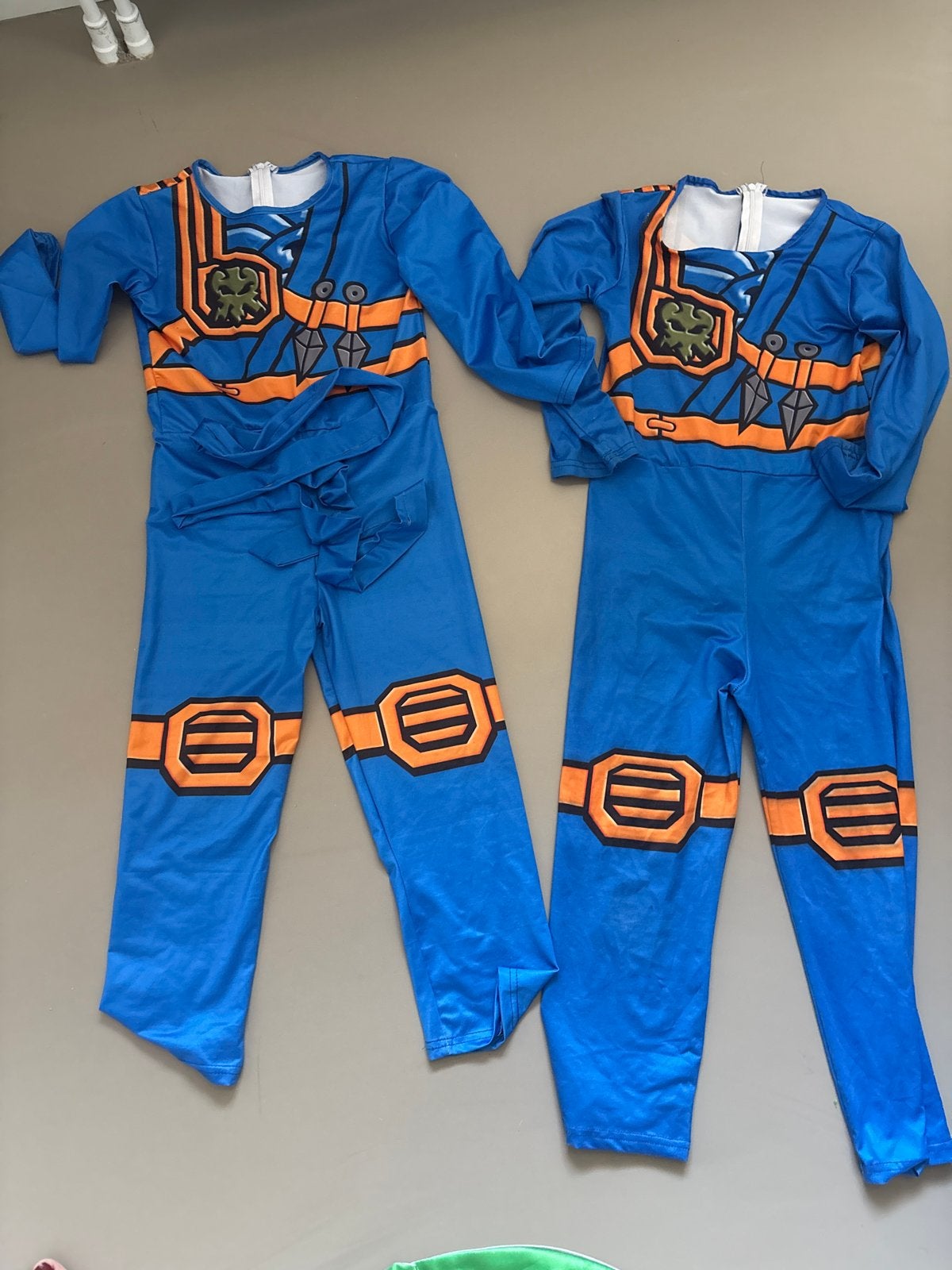 Ninjago verkleedpakken (2 stuks) met cape, Ophalen of Verzenden, Gebruikt, 122 t/m 128, Jongen