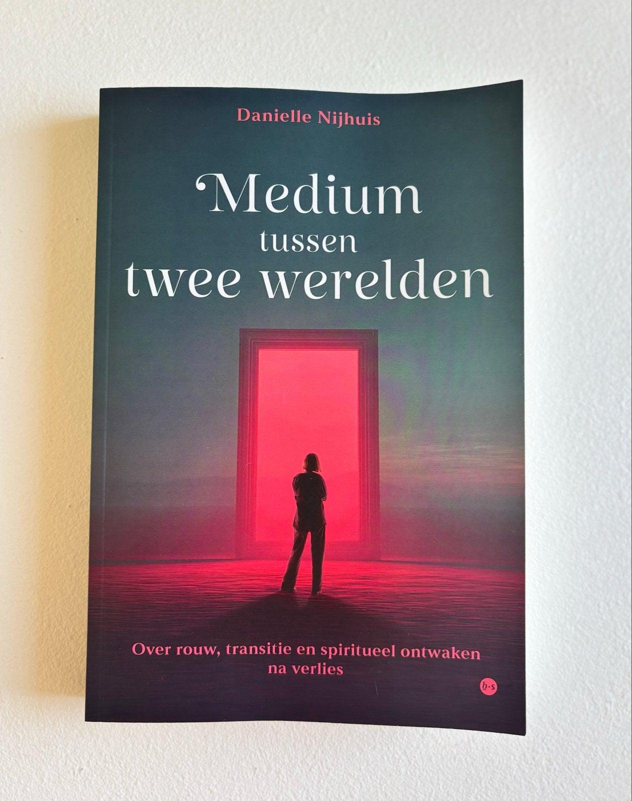 Medium tussen twee werelden - Danielle Nijhuis, Ophalen of Verzenden, Nieuw, Ziel of Sterfelijkheid, Achtergrond en Informatie