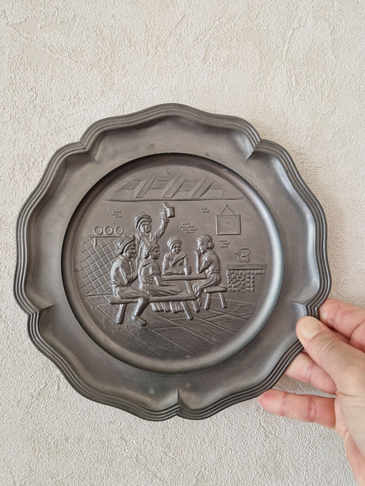 Antieke tinnen borden met reliëf en merk, Antiek en Kunst, Antiek | Tin, Ophalen of Verzenden