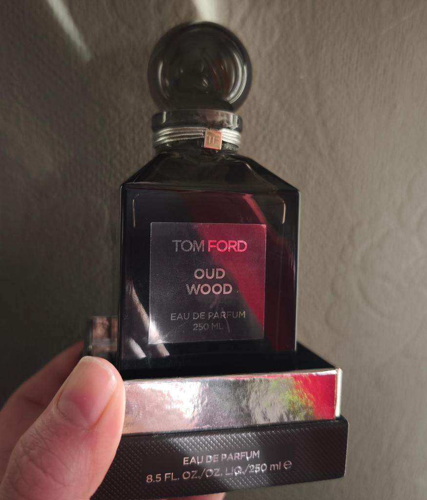 Tom ford Oud Wood Eau De Parfum 250ml, Sieraden, Tassen en Uiterlijk, Uiterlijk | Parfum, Ophalen of Verzenden, Zo goed als nieuw