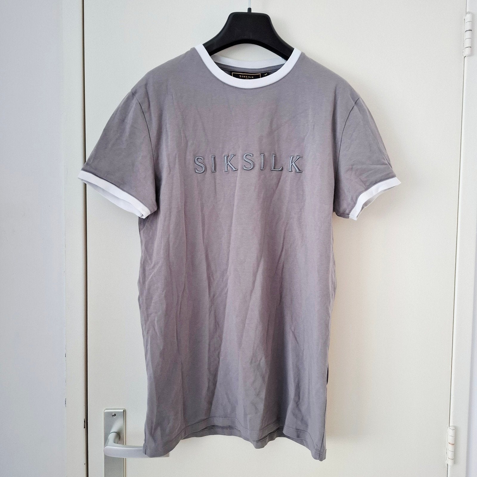 SikSilk T-shirt grijs met wit, maat M, SikSilk, Maat 48/50 (M), Ophalen of Verzenden, Zo goed als nieuw