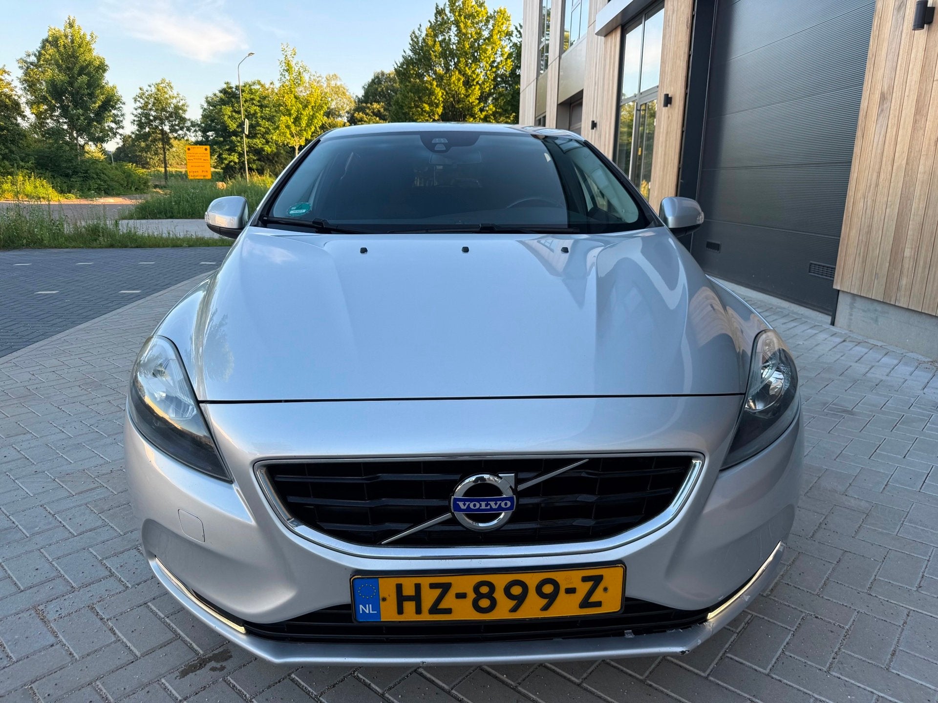 Volvo V40 1.6 D2 Momentum (bj 2014) AUTOMAAT/CLIMA/LED/PARK-, Auto's, Volvo, Euro 5, Stof, Gebruikt, Zwart