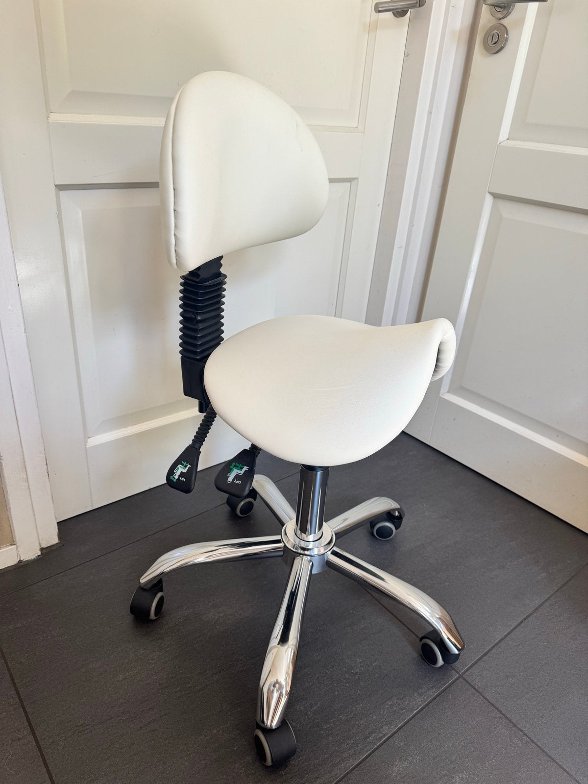 Witte ergonomische zadelkruk met rugleuning, Ophalen, Wit, Zo goed als nieuw, Bureaukruk