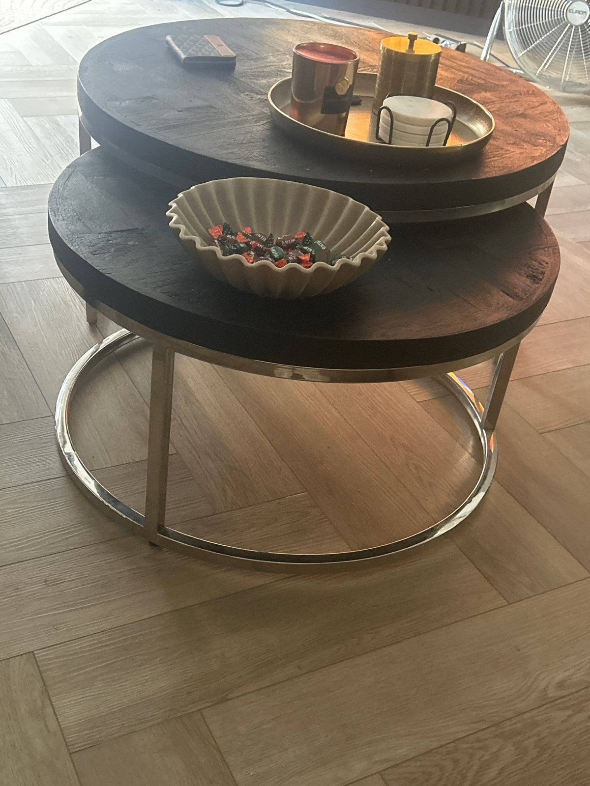 Set van 2 ronde salontafels - Donker hout en metaal, Rond, Zo goed als nieuw, 5 – 50, Overige houtsoorten