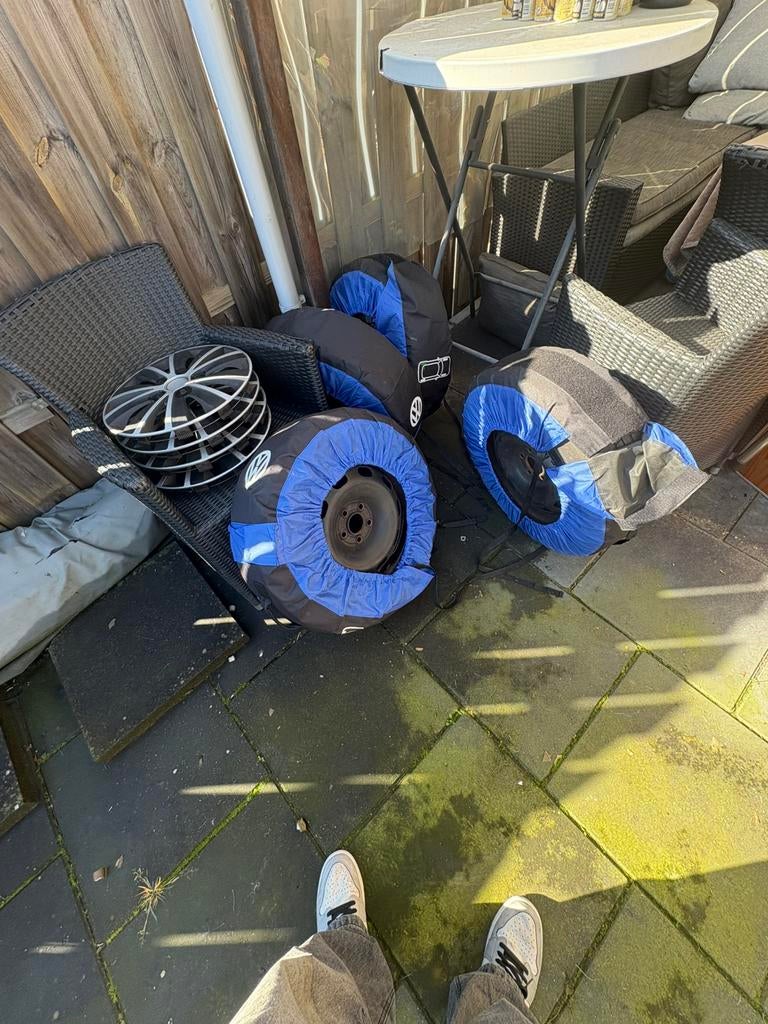 Goede winter banden met hoes en wieldoppen, Ophalen, Zo goed als nieuw, Elektrisch