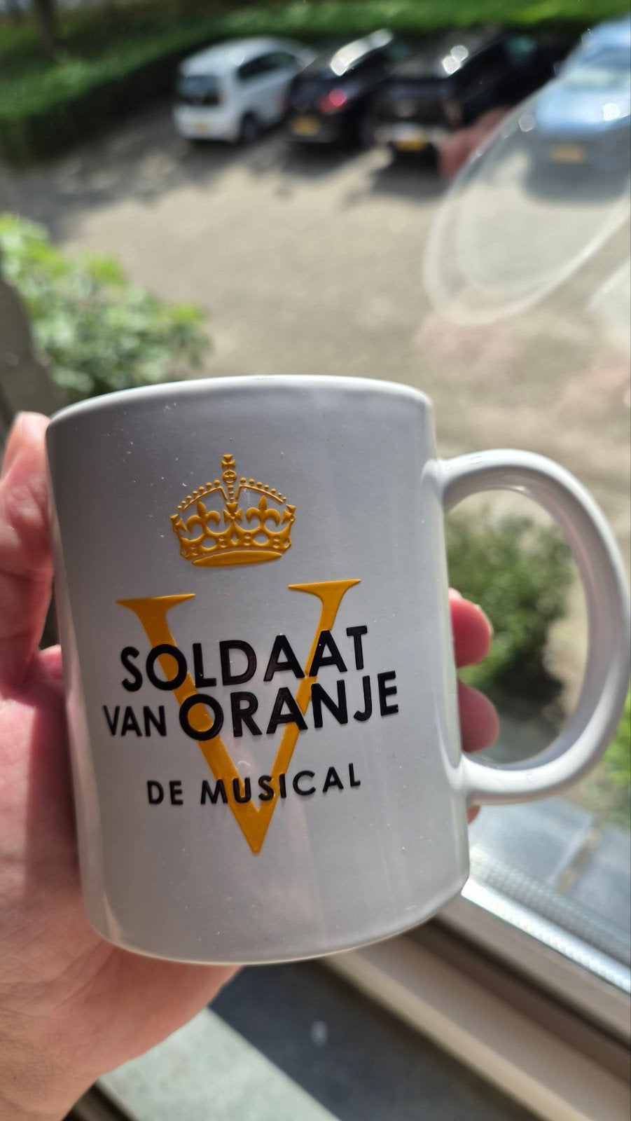 Soldaat van Oranje musical mok (originele logo), Verzamelen, Biermerken, Verzenden, Glas of Glazen, Overige merken