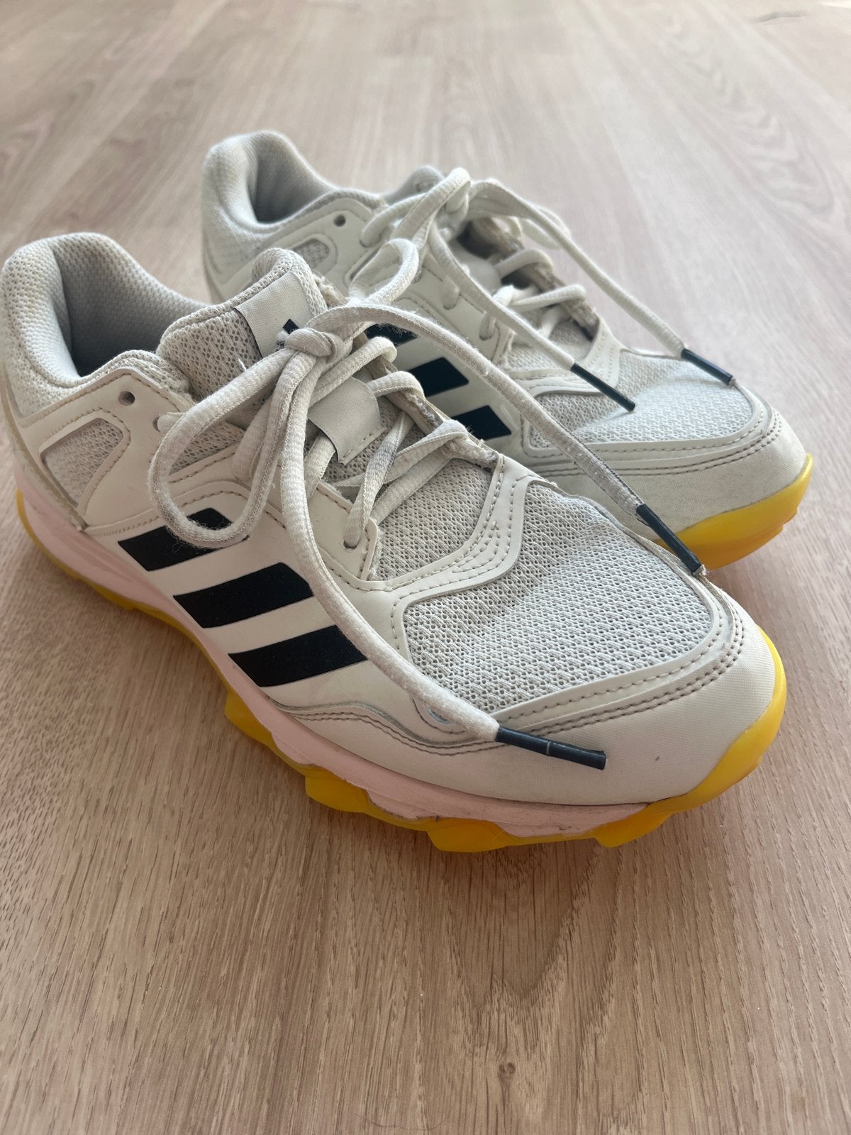 Adidas hockeyschoenen maat 40 - nette staat, Verzenden, Zo goed als nieuw, Schoenen