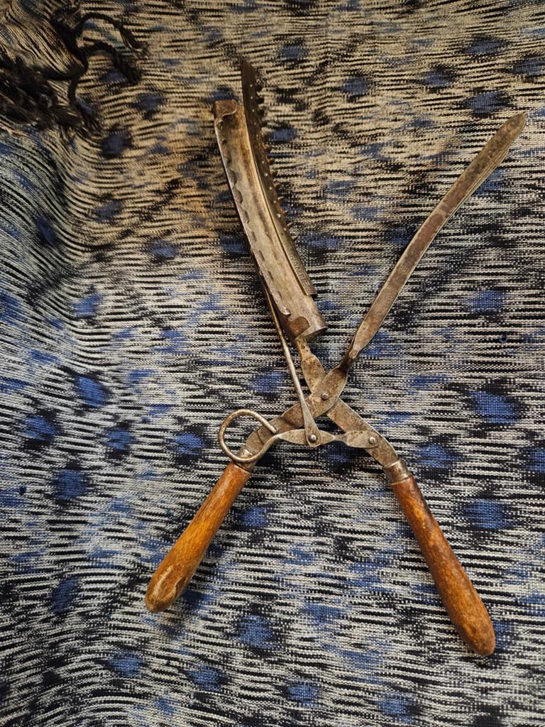 Antieke krultang met houten handvatten - Decoratief item, Ophalen of Verzenden