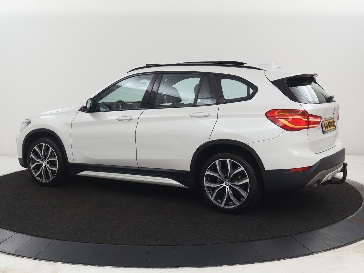 BMW X1 xDrive20i Centennial High Executive | Panoramadak | P, Auto's, 1998 cc, Gebruikt, 2000 kg, Wit