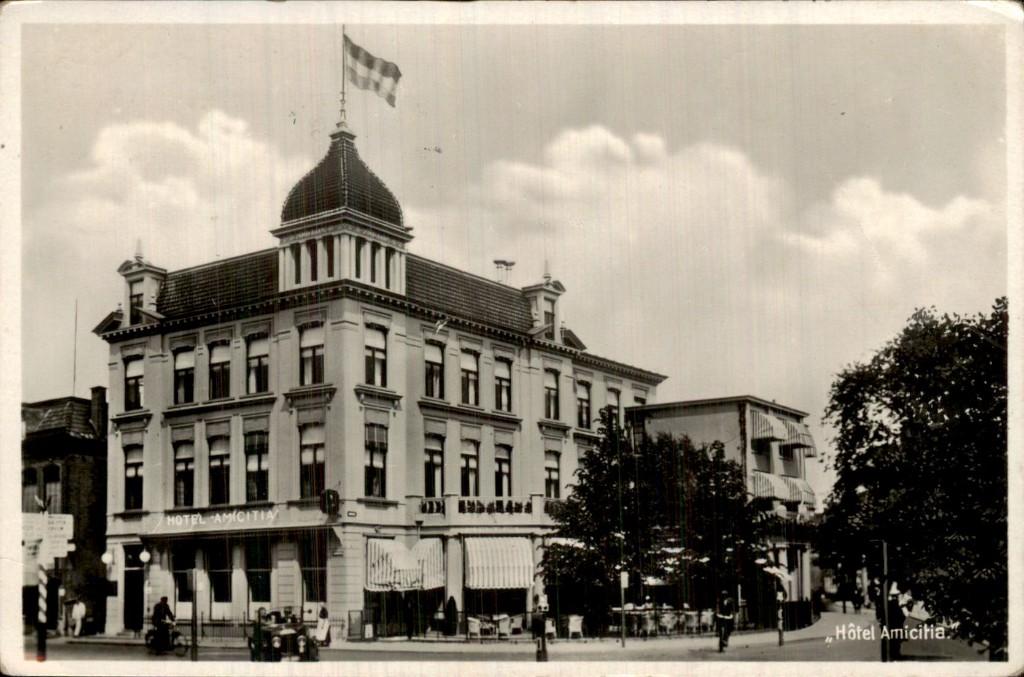 Leeuwarden - Hotel Amicitia - Voorgevel, Ophalen of Verzenden, 1920 tot 1940, Gelopen, Friesland