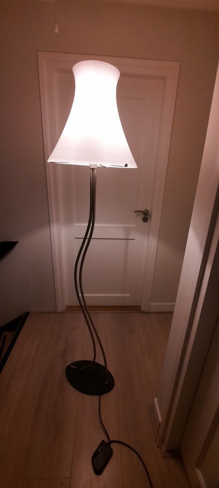Moderne vloerlamp met witte kap en gebogen stang, Ophalen, Zo goed als nieuw, Metaal, 150 tot 200 cm
