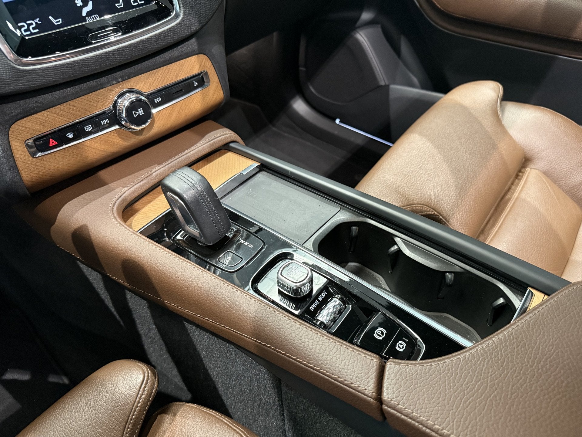 Foto 16 van Volvo XC90 2.0 T8 Recharge AWD R-Design, Trekhaak, Luchtveri