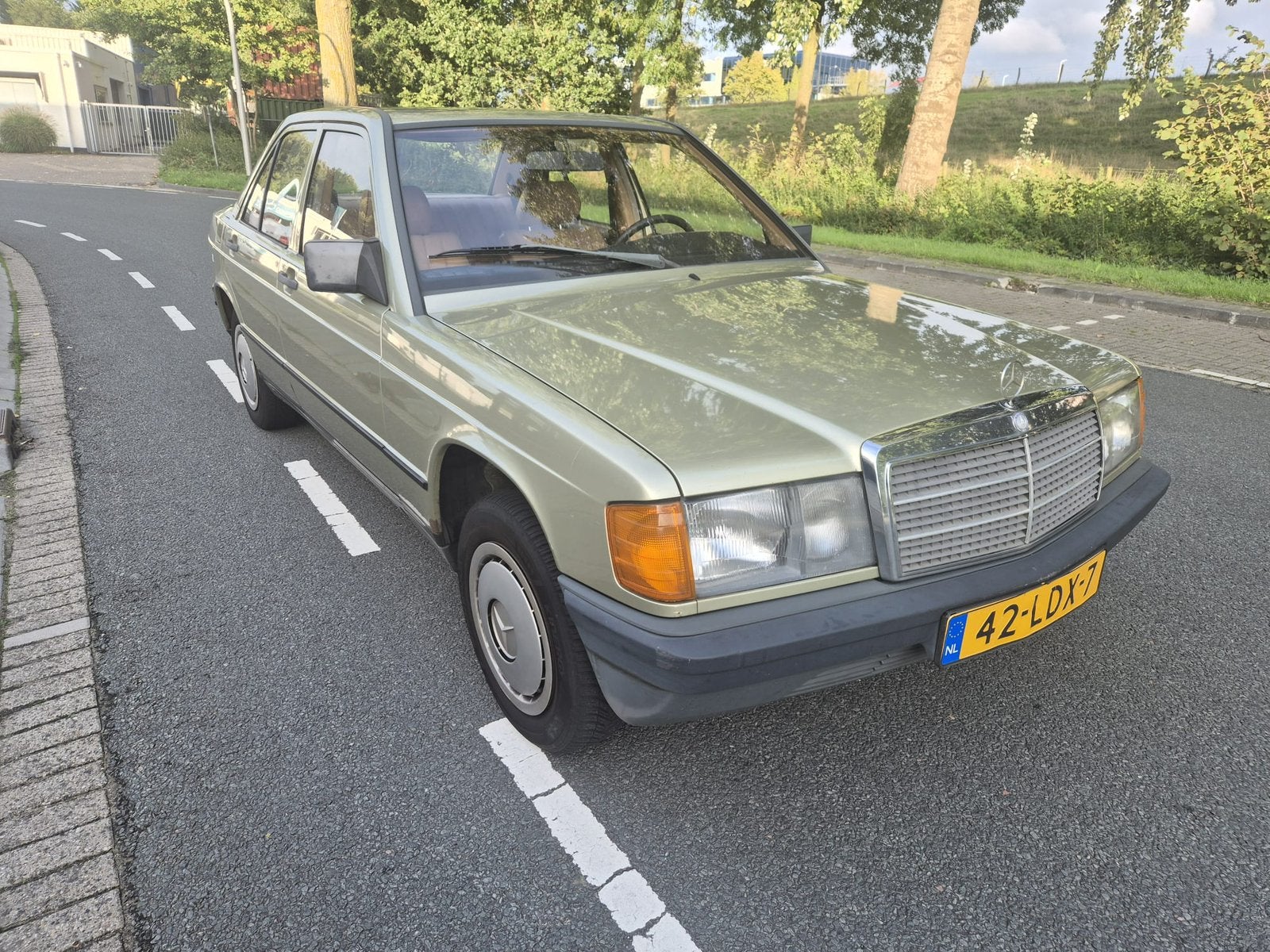 NIEUWSTAAT! Mercedes-Benz 190d oldtimer w201, Auto's, 565 kg, Beige, 4 cilinders, 23 km/l