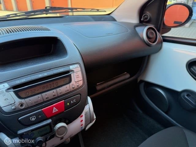 Foto 21 van Toyota Aygo 1.0 VVT-i Now 5 DRS APK 03-2027 KM NAP