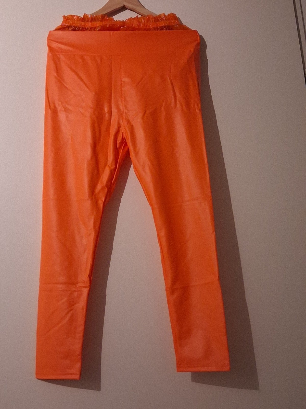 Oranje pu broek met oranje plastic onderbroek, Verzenden, Maat 46/48 (XL) of groter, Nieuw, Oranje