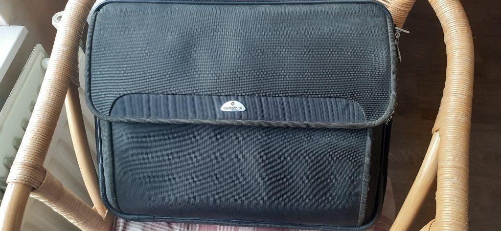 Laptoptas, Computers en Software, Ophalen, 17 inch of meer, Aktetas, Zo goed als nieuw