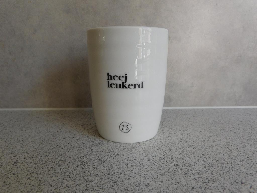 Mok 180 ml. 9,5x8 cm. heej leukerd Zusss, Ophalen of Verzenden, Zo goed als nieuw, Overige stijlen, Kop(pen) en/of Schotel(s)