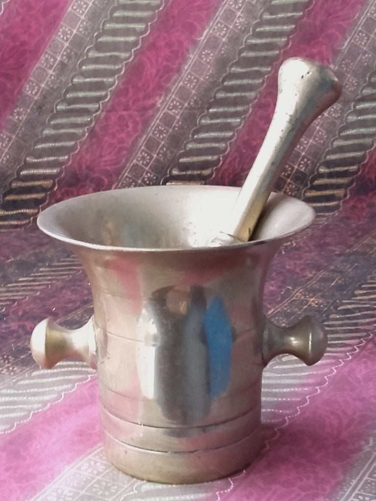 Mooie zware antieke Duitse vijzel met stamper 11,7 cm., Antiek en Kunst, Ophalen of Verzenden, Brons
