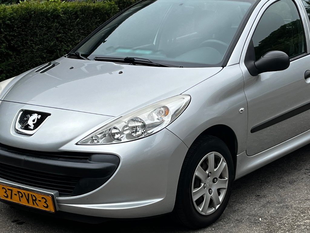 Peugeot 206+ 1.1 5D 2011 Grijs, Auto's, Voorwielaandrijving, Stof, 4 cilinders, Origineel Nederlands