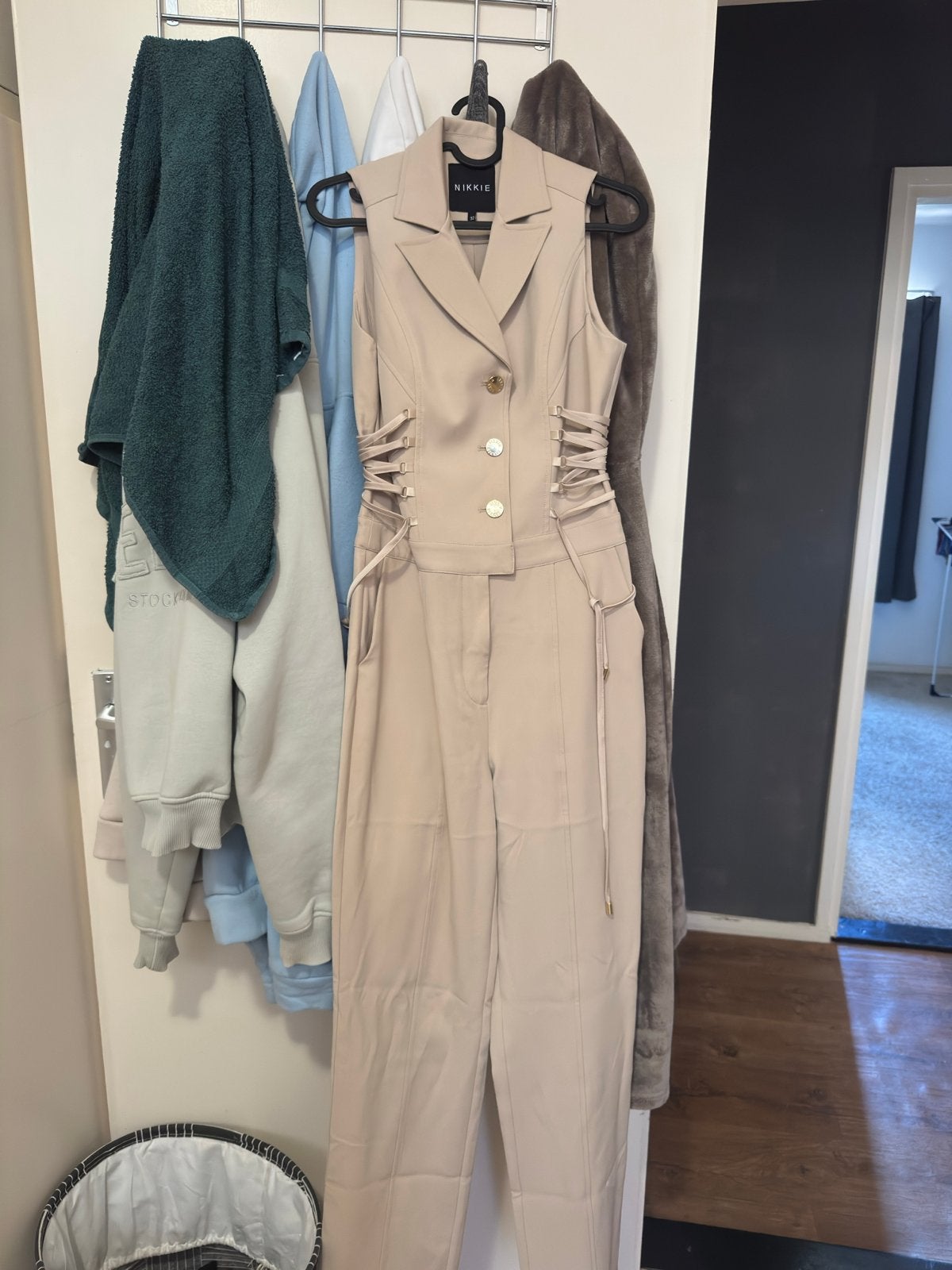 Nikkie jumpsuit maat 32 (XS) beige, Kleding | Dames, Jumpsuits, Ophalen of Verzenden, Zo goed als nieuw, Maat 34 (XS) of kleiner