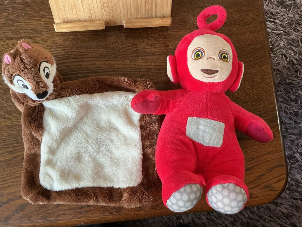 Teletubbie Po en eekhoorn knuffel, Ophalen of Verzenden, Gebruikt, Overige typen