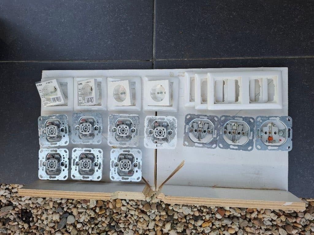 Gira 55 (zuiver wit) diverse onderdelen NIEUW, Doe-het-zelf en Verbouw, Elektra en Kabels, Ophalen, Nieuw, Gira, Stopcontact