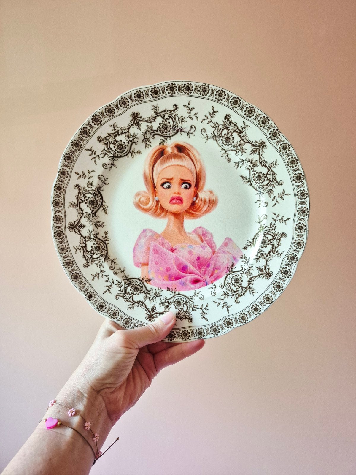 Vintage Wandbordje Barbie, Huis en Inrichting, Verzenden, Steen/keramiek, Zo goed als nieuw, Bruin