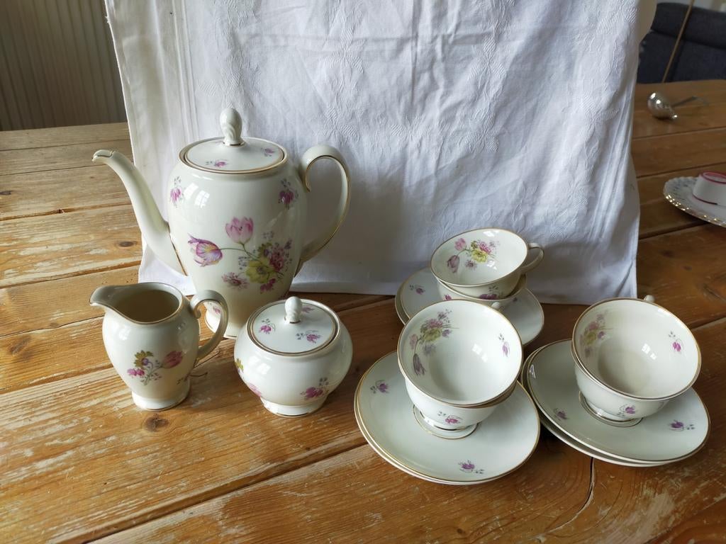 Schattig Rosenthal Aida koffie mokka servies met bloemmotief, Antiek en Kunst, Antiek | Servies compleet, Ophalen of Verzenden