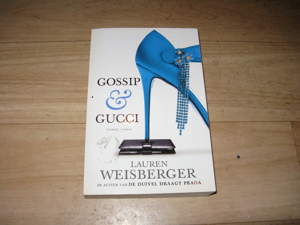 Lauren Weisberger - Gossip & Gucci (9035), Boeken, Ophalen of Verzenden, Gelezen
