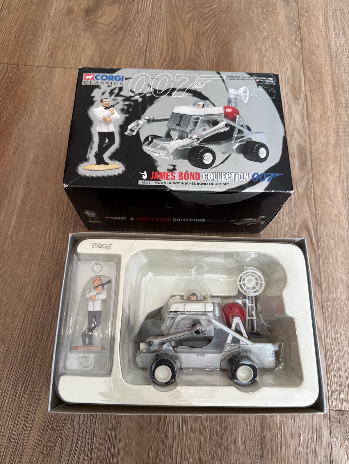 Corgi Classics James Bond Moon Buggy & Figure Set, Ophalen of Verzenden, Nieuw, Auto