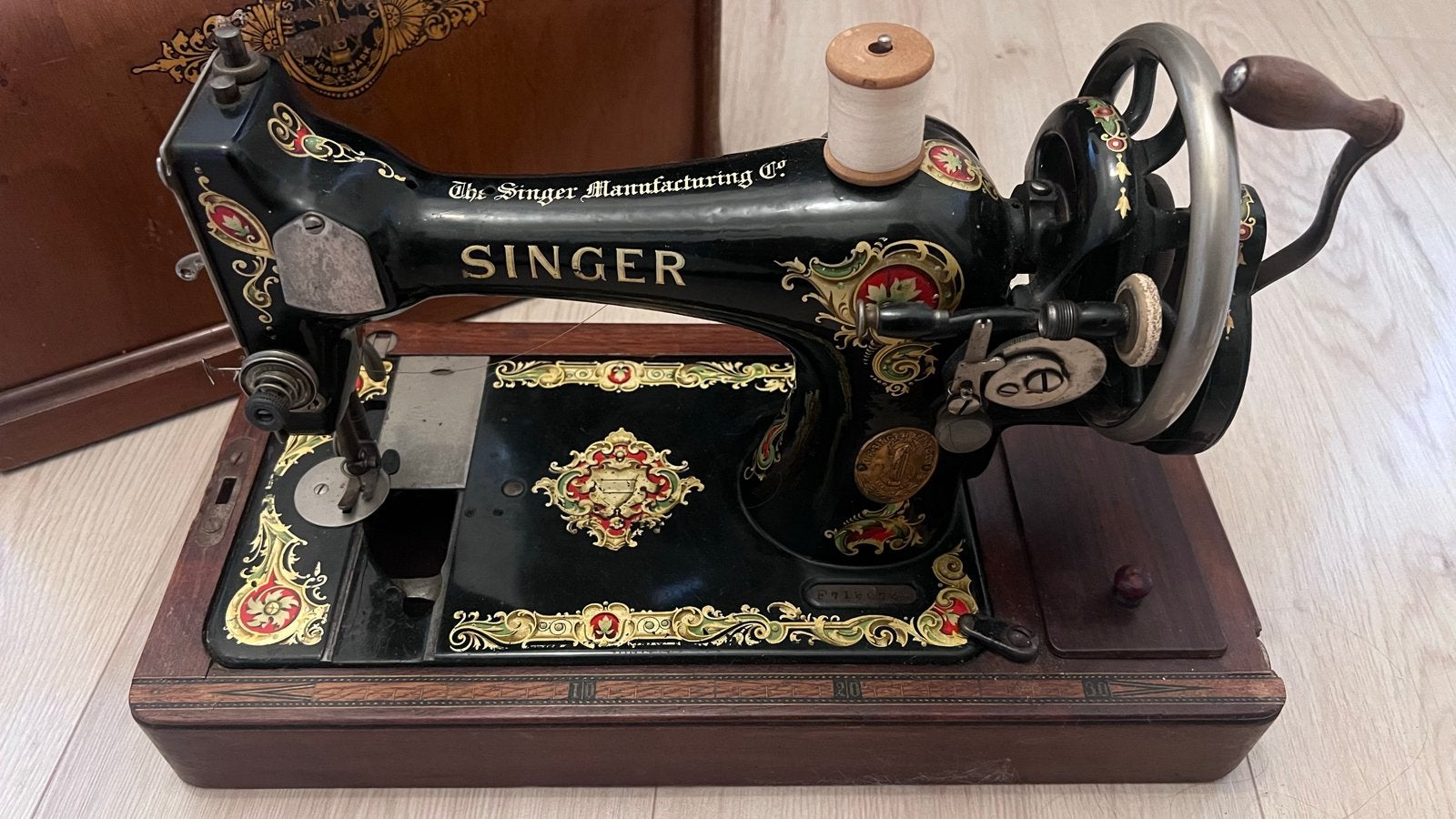 Antieke Singer Naaimachine met Handzwengel en Houten Kap, Ophalen