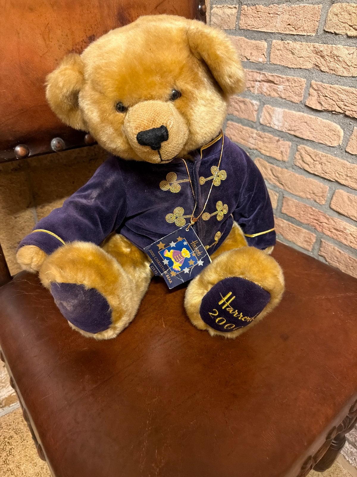 Harrods Kerstberen  2000 - Pluche Teddybeer in Paars Jasje, Verzamelen, Ophalen of Verzenden, Zo goed als nieuw, Stoffen beer